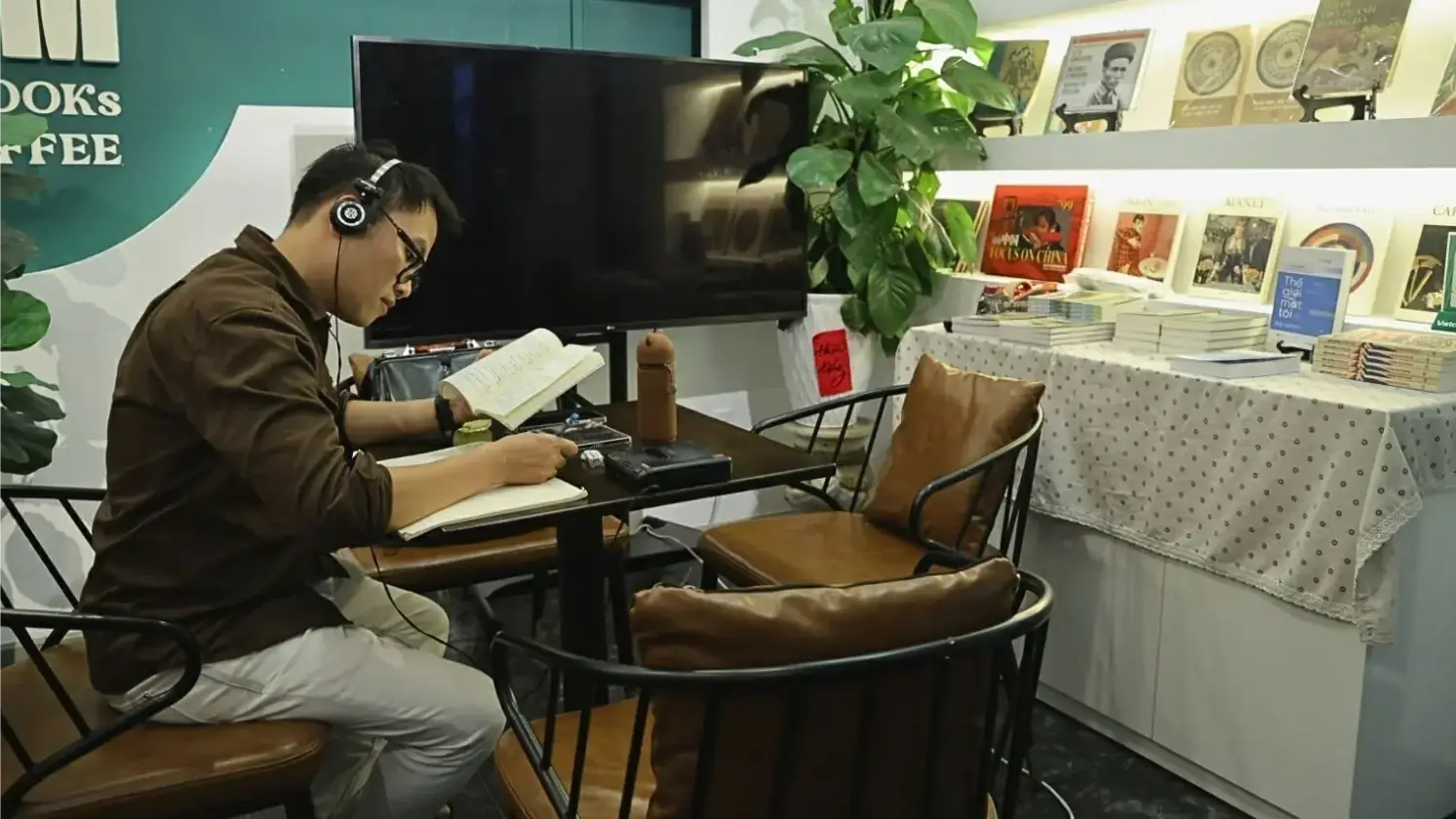 Độc đáo quán cà phê 'trả công' cho khách đọc sách